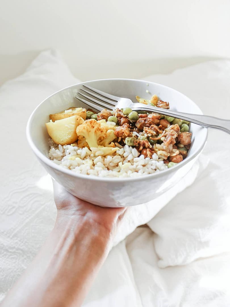 A bowl with rice, vegetables and legumes